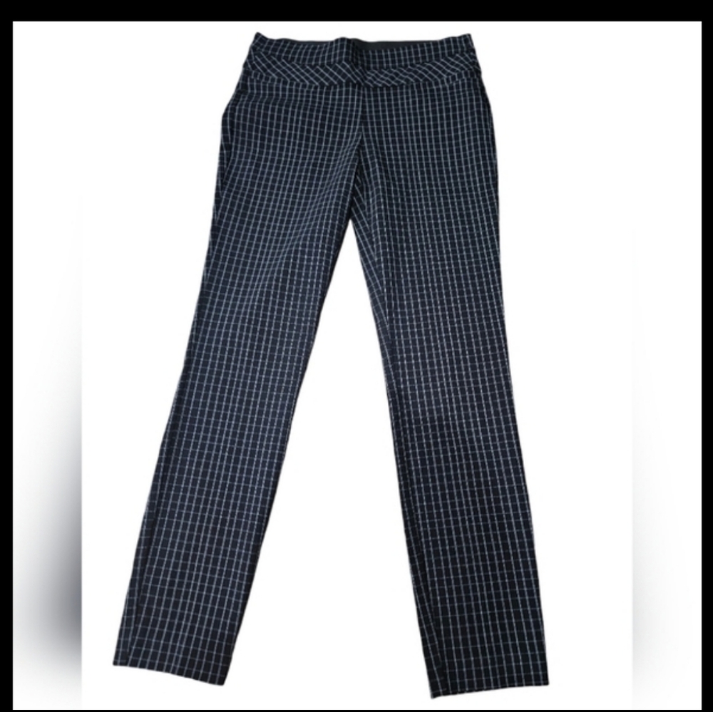 Takara Women's Classic Black & White Plaid Cropped Leggings. Size M‎